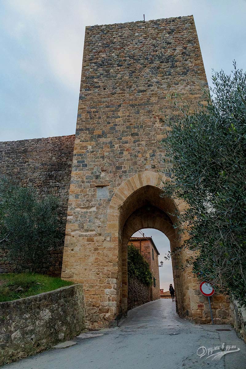 Monteriggioni travel guide: Porta Romana
