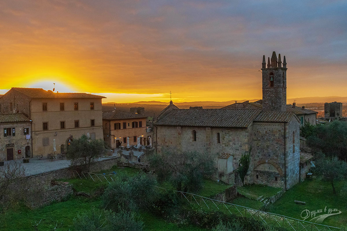 Monteriggioni: the church of Santa Maria, Dante Alighieri Square and some of the buildings around it