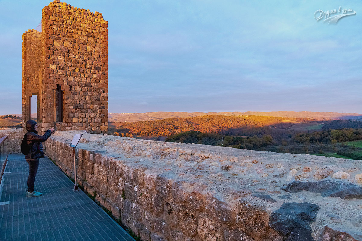 Monteriggioni: walk along the fortress walls and views
