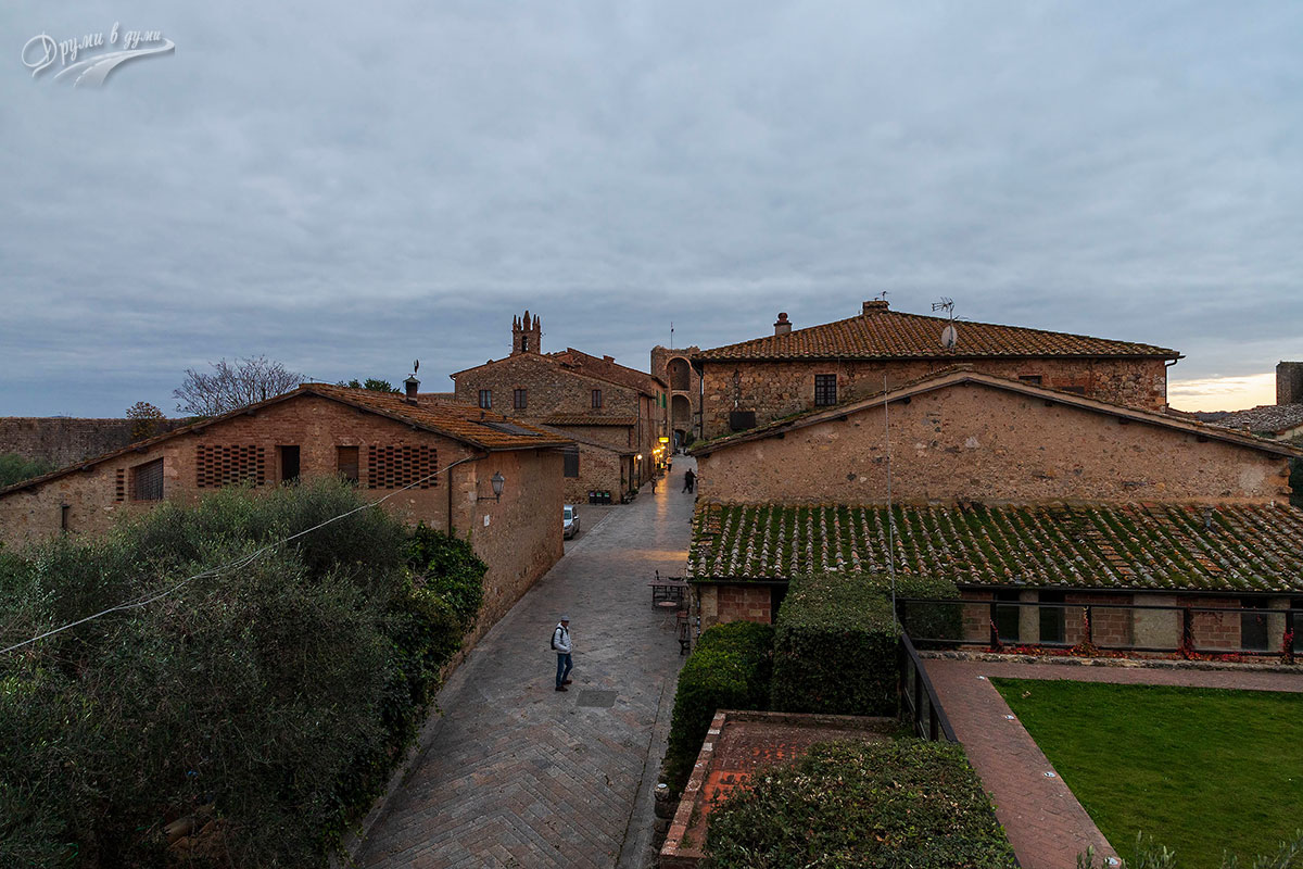 Monteriggioni: the main street